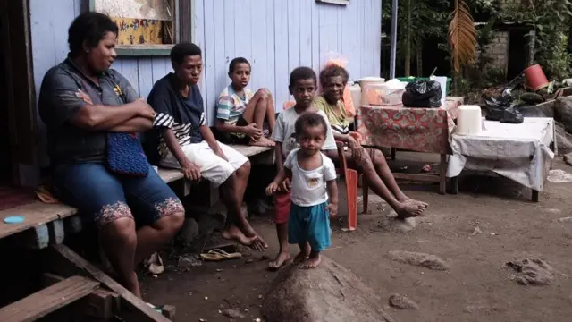 Martina dan keluarganya untuk sementara menumpang di rumah saudara.