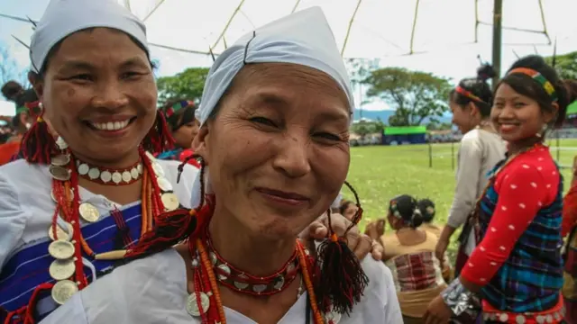 అంతరించిపోతున్నా భాషలు: టాంగ్సా తెగలో 40 ఉపజాతులు, వాటిని ప్రత్యేక యాసలు కనిపిస్తాయి.