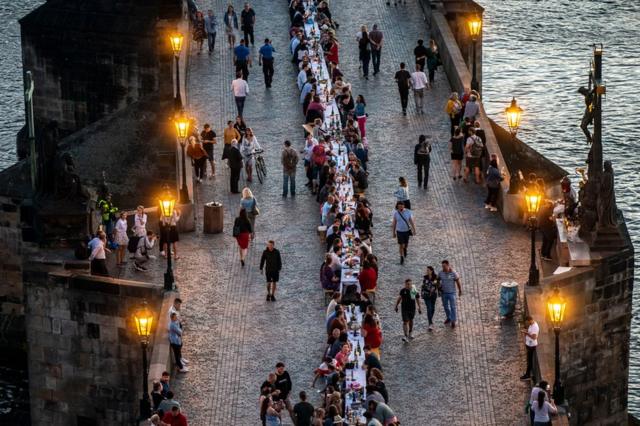 捷克首都布拉格著名的查理大桥上，人们摆下500米长的桌子