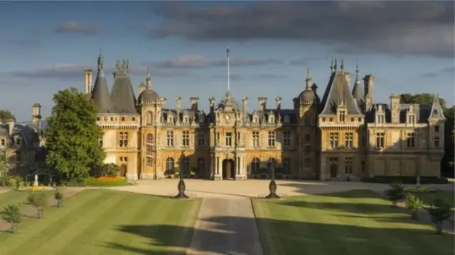 අයිල්ස්බුරිහි වොඩස්ඩන් මැදුරට නුදුරින් අනතුර සිදුවී ඇතැයි වාර්තා වේ