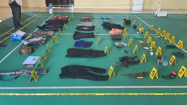 Polisi mengamankan barang bukti berupa satu pucuk senjata api laras panjang jenis M.16, dua buah ransel, satu bom tarik, satu bom bakar, dan lainnya.