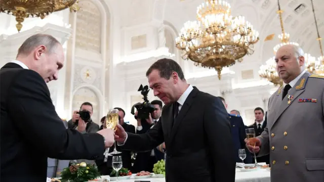 Vladimir Putin, Dimitri Medvedev e Sergei Surovikin na festagalera bet appcoroaçãogalera bet appsoldados que lutaram na Síria.