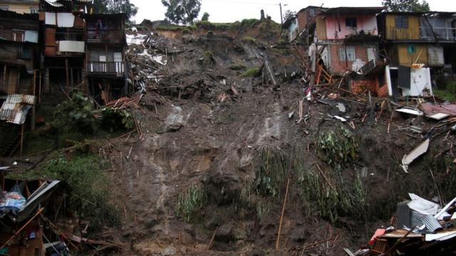 Decenas de viviendas colapsaron por el deslizamiento de tierras.