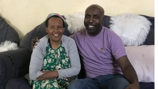 ፍሰሃ ተገኝ ካሳደጉት እናቱ ጋር