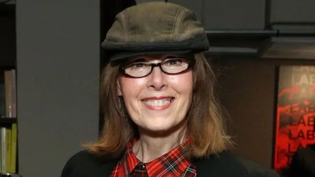 ই. জিন ক্যারল বলছেন, একটি পোশাকের দোকানে মি. ট্রাম্প তাকে ধর্ষণ করেছেন।