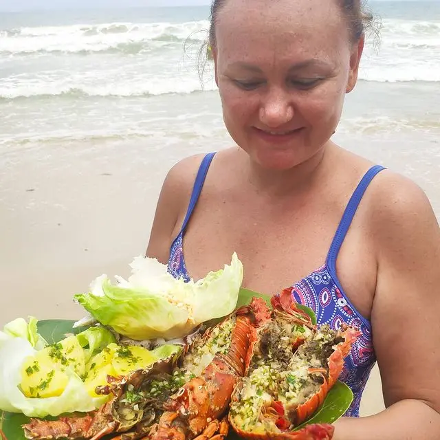 Tatiana, turista rusa, posa en la playa con comida