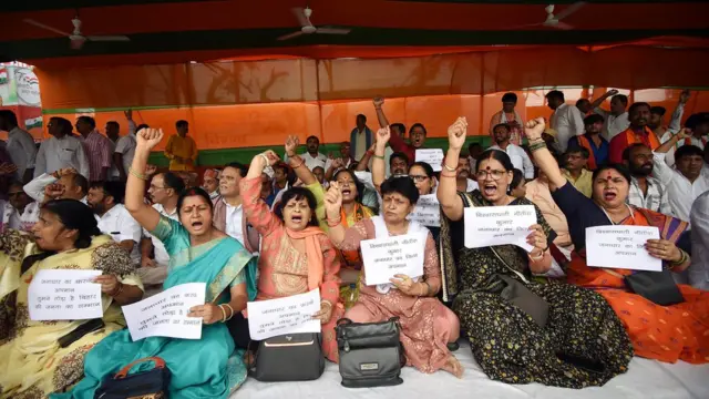 नीतीश कुमार और तेजस्वी यादव के शपथ ग्रहण समारोह का विरोध करते हुए बीजेपी कार्यकर्ता