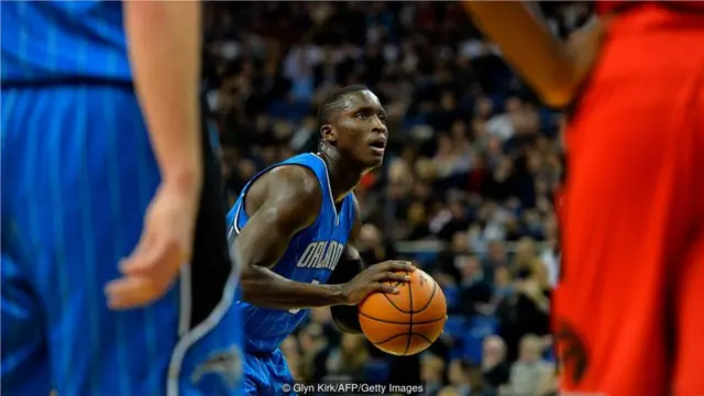 图为NBA球星奥拉迪波（Victor Oladipo）在伦敦举行的一场NBA全球赛事上的罚球瞬间。压力愈大的时刻，静眼愈为重要。（Credit: Glyn Kirk/AFP/Getty Images）