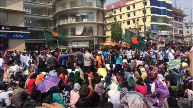 ঢাকার নর্দ্দায় শিক্ষার্থীদের বিক্ষোভ।