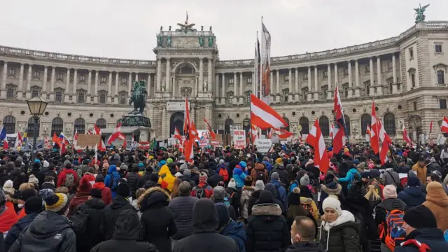 Abigaragambya bamagana ingamba zo kwirinda Covid no gukingirwa ku itegeko bateraniye hanze y'ingoro ya Hofburg