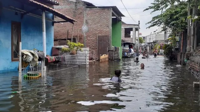 Suasana banjir di Kampung Tambaklorok, Selasa (24/05)