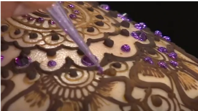 মেহেদি দেয়ার জন্য রয়েছে বিশেষায়িত বিউটিশিয়ান।