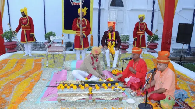 પુરોહિતો સાથે વિધિ