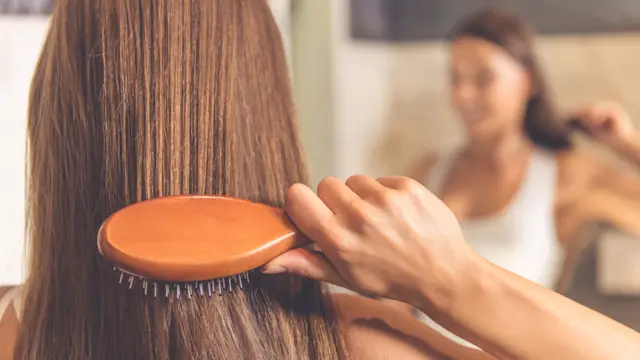 Mulher escovando o cabelo