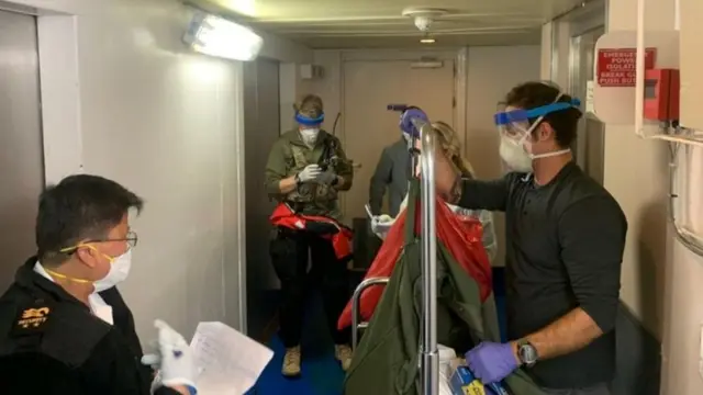 Медики готовятся к проверке пассажиров лайнера "Гранд принцесс" на коронавирус