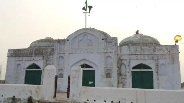 क्या ये तीन भी 'बाबरी मस्जिद' हैं?