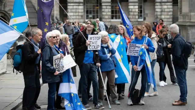 Parlamentonun askıya alınmasına karşı gösteri