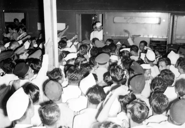 સ્થાપના અગાઉ 28-02-1960ના રોજ બૉમ્બે સ્ટેટના ગુજરાતી સરકારી કર્મચારીઓ અમદાવાદ આવી પહોંચ્યા.