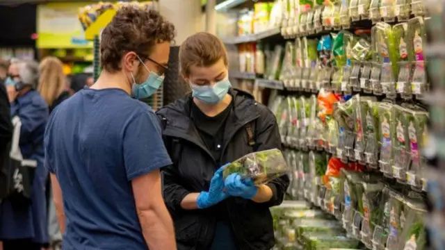 Si utilizamos pinzas en vez de las manos para agarrar la mercadería evitamos la contaminación