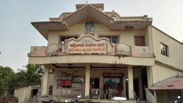 વલસાડ જિલ્લાની વસુધારા ડેરીમાં મહિલાઓ સંચાલિત ડેરી સંઘ (દૂધમંડળી) ગુજરાતમાં સૌથી વધારે છે, અહી કુલ 1140 ડેરી સંઘ પૈકી 940 ડેરી સંઘો મહિલાઓ સંચાલિત છે.