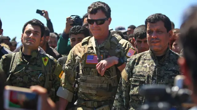جندي أمريكي مع مقاتلي سوريا الديمقراطية