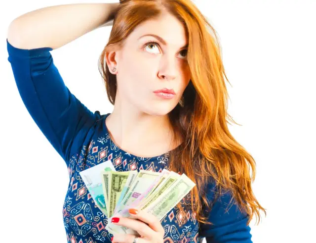 Chica con dinero pensando