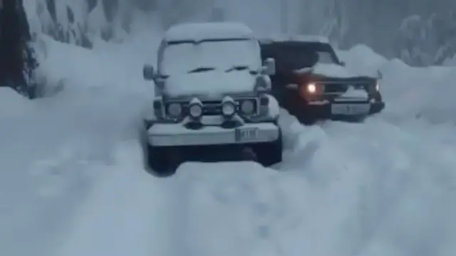 برف میں پھنسی ہوئی گاڑیاں