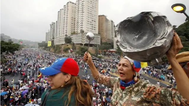 Pessoas se manifestambetway valor minimo depositoCaracas contra Maduro