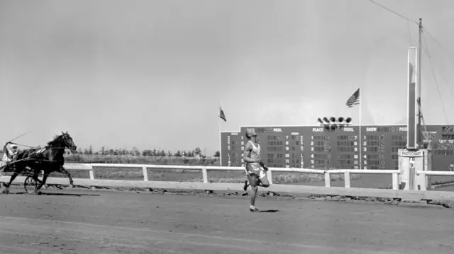 Ovens u trci sa konjima
