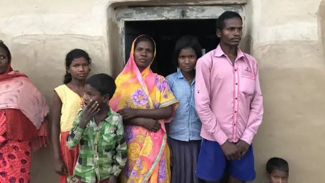 शिवा भुईयां अपने परिवार के साथ