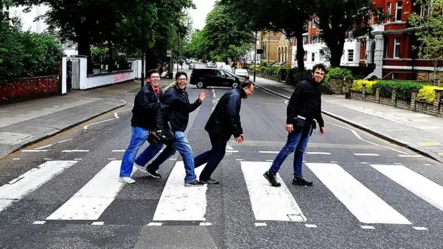 アビイ・ロード」の写真から50年 今も横断歩道で大勢が撮影 - BBCニュース