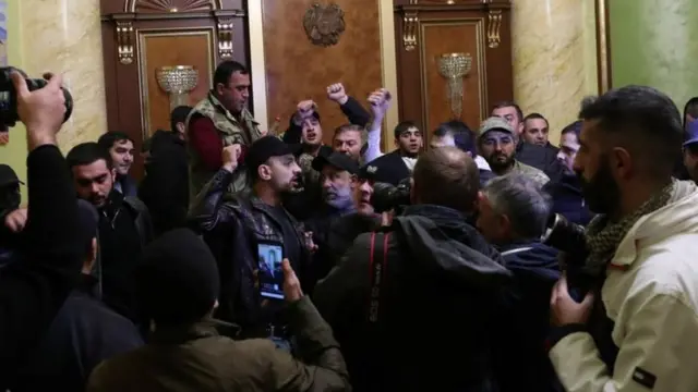 Mu kwamagana ayo masezerano, hari imbaga y'abantu yigabije ibiro bikuru bya leta ya Armenia i Yerevan