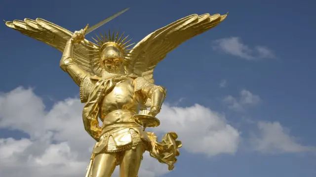 La estatua del Arcángel Miguel fue recientemente restaurada y vuelta a colocar en la cúpula de la abadía de San Michel en la región de Normandía, noroeste de Francia.