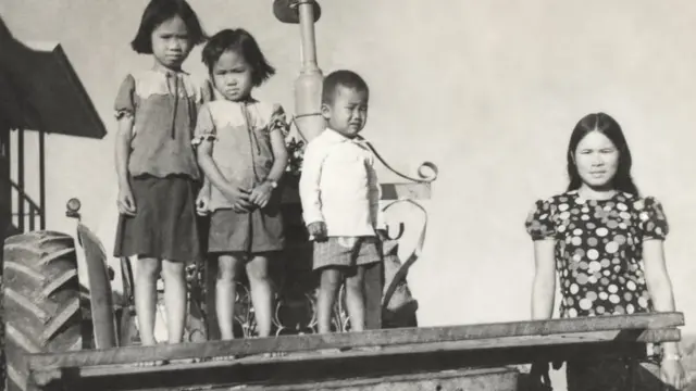 สายพิณ มัวร์ และครอบครัวในวัยเด็ก
