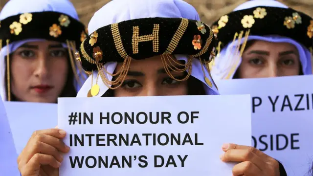 فتيات إيزيديات يحتفلن باليوم العالمي للمرأة