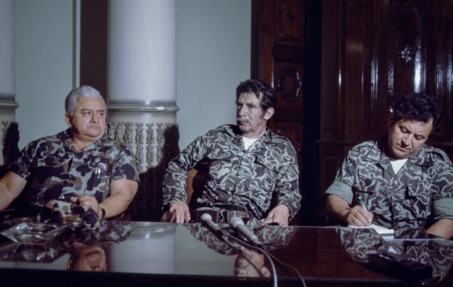 Эфраин Риос Монтт (в центре) заявляет о перевороте в 1982 году