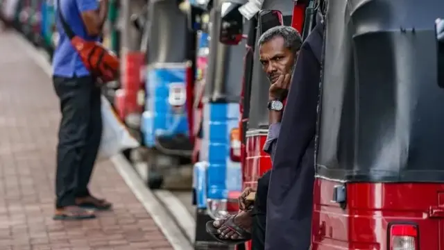 فرضت السلطات في سريلانكا حظرا على مبيعات البنزين والديزل للمركبات الخاصة