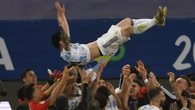 تجمع زملاء ميسي عليه فور انتهاء المباراة وبدأوا بقذفه في الهواء احتفالا بالفوز بالكأس