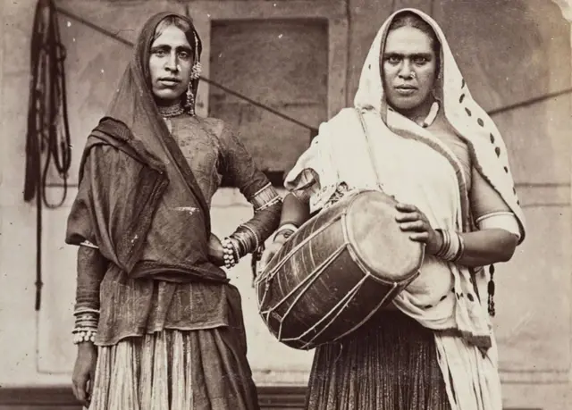 એ વખતે અંગ્રેજ ન્યાયાધીશોએ તૃતીય પંથીઓને ક્રોસ-ડ્રેસર, ભિખારીઓ અને અકુદરતી પ્રોસ્ટિટ્યૂટ ગણાવતા