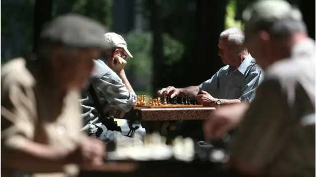 пенсіонери грають в шахи