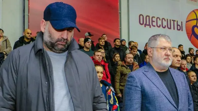 Тимур Міндіч (ліворуч) та Ігор Коломойський (праворуч) під час матчу баскетбольних команд Дніпра проти Одеси, 2020 рік