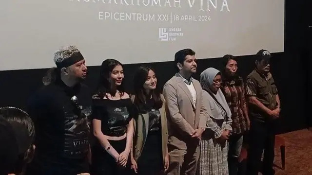 Sutradara dan produser film Vina: Sebelum 7 Hari berdiri di tengah para pemeran dan anggota keluarga almarhumah Vina.