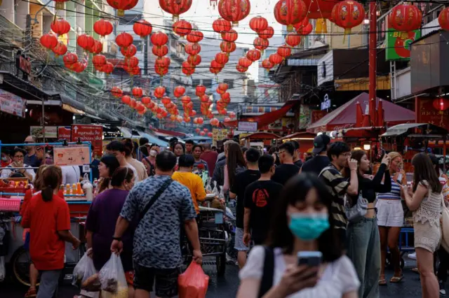Người mua sắm và khách du lịch ở China Town, Bangkok, Thái Lan vào thứ Bảy, ngày 2/2/2024