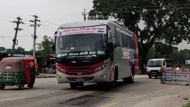 नेपाल भारत बस