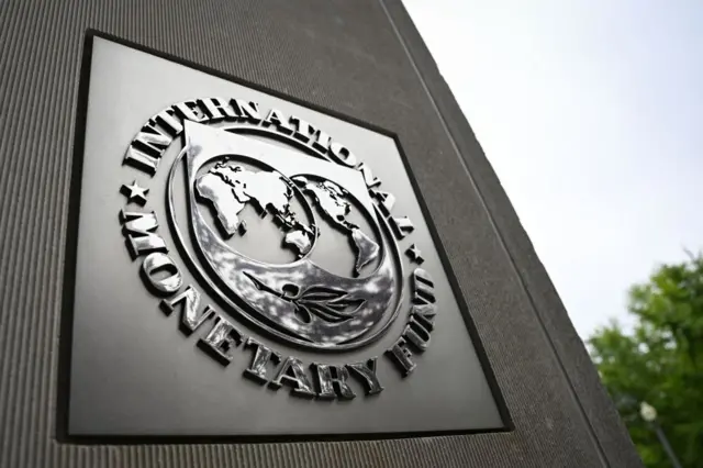 Logo del FMI en su sede en Washington