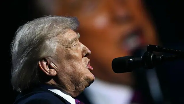 မိန့်ခွန်းပြောနေတဲ့ သမ္မတထရမ့် ကို မျက်နှာသီးသန့် ဘေးကနေရိုက်ထားတာဖြစ်ပါတယ်။