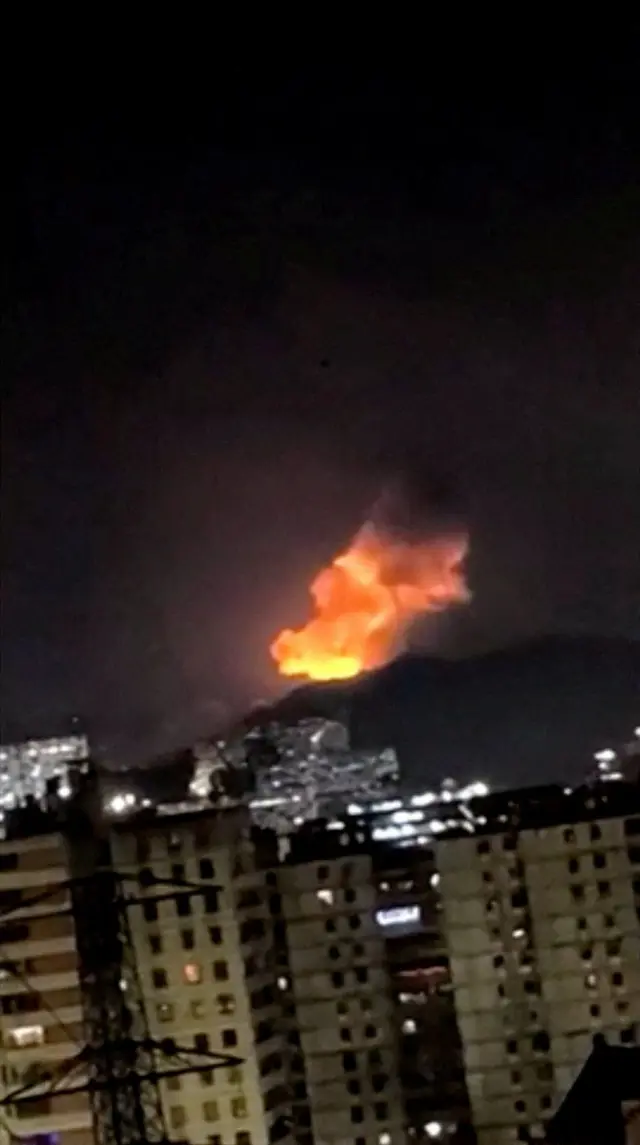 Columna de fuego y humo en Caracas. Delante se ven edificios que no fueron impactados por el ataque.