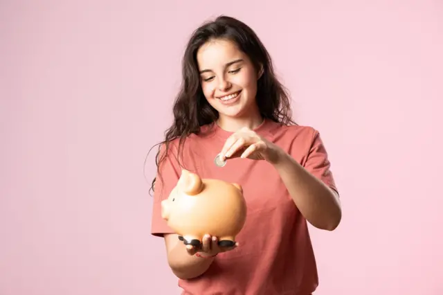 "যেকোনো ব্যাংকে" টাকা রাখা উচিৎ নয় বলে মনে করেন অর্থনীতিবিদরা