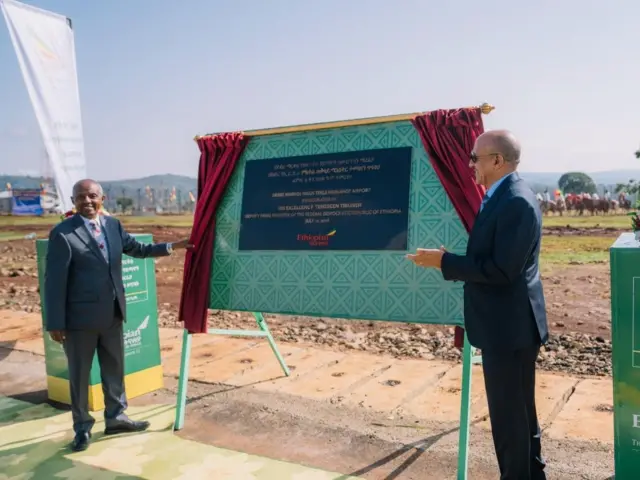 ምክትል ጠቅላይ ሚኒስትር ተመገስን ጥሩነህ እና የኢትዮጵያ አየር መንገድ ዋና ሥራ አስፈጻሚ መስፍን ጣሰው