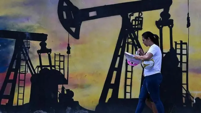 சுத்திகரிப்பு நிலையங்களை மாற்றுவது பயனற்றது. அதே நேரத்தில், கனரக எண்ணெயை விட இலகுரக எண்ணெயின் விலை அதிகம் என்பதால், அமெரிக்கா தனது இலகுரக எண்ணெயை அதிக விலைக்கு விற்றுவிட்டு, கனரக எண்ணெயை மலிவான விலைக்கு வாங்குகிறது. இது பொருளாதார ரீதியாகச் சரியான முடிவாக உள்ளது.